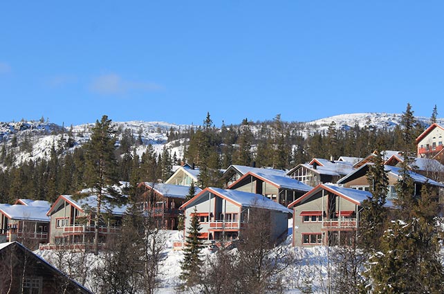 fjällstugor blå himmel