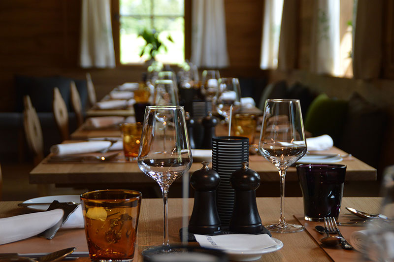 Dukat bord med glas